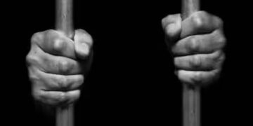 കാമുകനൊപ്പം കണ്ടതിന് ശകാരിച്ചു, അച്ഛനെതിരെ മകളുടെ വ്യാജബലാത്സം​ഗ പരാതി, നിരപരാധി അകത്ത് കിടന്നത് 11 വർഷം