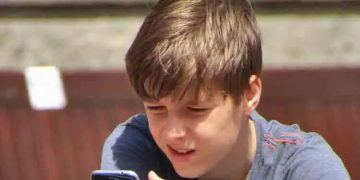 സ്കൂളുകളിൽ മൊബൈൽ ഫോണുകൾക്ക് സമ്പൂർണ നിരോധനമേർപ്പെടുത്താൻ ഈ രാജ്യം….