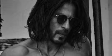 മകന് വേണ്ടി ഷര്‍ട്‍ലെസായി ഷാരൂഖ്