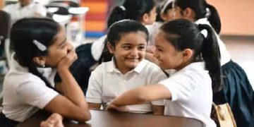 സ്കൂളുകൾക്ക് അവധി, മാര്‍ച്ച് 25ന് അടച്ച് 3 ആഴ്ച കഴിഞ്ഞ് തുറക്കും, അധ്യയന കലണ്ടര്‍ പ്രകാരം തീരുമാനമെന്ന് യുഎഇ