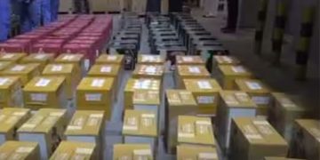 പ്രത്യേക പെട്ടിയിൽ ഒളിപ്പിച്ചു; പരിശോധനയില്‍ കയ്യോടെ പിടിയിൽ, പിടിച്ചെടുത്തത് 13,422 കുപ്പി മദ്യം