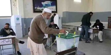 പാകിസ്ഥാൻ പൊതുതെരഞ്ഞെടുപ്പിൽ സ്വതന്ത്രരെ വെച്ച് ഞെട്ടിച്ച് പിടിഐ, ആദ്യ ലീഡ് ഇമ്രാൻ ഖാന് അനുകൂലം