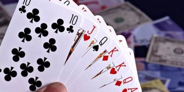 കളമശ്ശേരിയിൽ ചീട്ടുകളി സംഘം പിടിയിൽ; രണ്ടുലക്ഷം രൂപ പിടിച്ചെടുത്തു