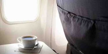 വിമാനയാത്രയിൽ ചായയും കാപ്പിയും കുടിക്കരുത്, മുന്നറിയിപ്പുമായി മുൻജീവനക്കാരി, കാരണം