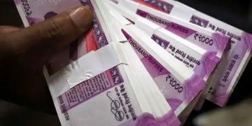 സംശയം തോന്നി ദേഹ പരിശോധന നടത്തി; യുവാവില്‍ നിന്ന് പിടികൂടിയത് 15 ലക്ഷം രൂപയുടെ കുഴല്‍പ്പണം