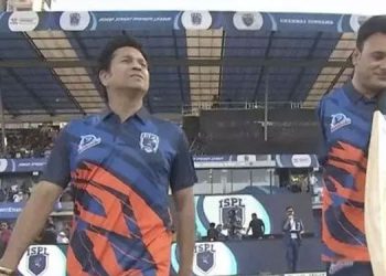 കഴുത്തിൽ കുരുക്കിയ ബാറ്റ്, കാൽവിരലിൽ തിരിയുന്ന പന്തുകൾ; ആമിർ, സചിൻ പറഞ്ഞ പോലെ നിങ്ങളൊരു റിയൽ ഹീറോയാണ്