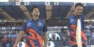 കഴുത്തിൽ കുരുക്കിയ ബാറ്റ്, കാൽവിരലിൽ തിരിയുന്ന പന്തുകൾ; ആമിർ, സചിൻ പറഞ്ഞ പോലെ നിങ്ങളൊരു റിയൽ ഹീറോയാണ്