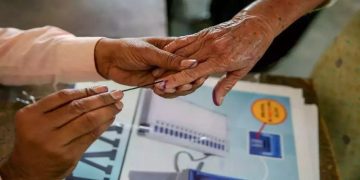 വോട്ടെടുപ്പിനിടയിൽ സംസ്ഥാനത്തിന്റെ വിവിധയിടങ്ങളിൽ ഏഴ് പേർ കുഴഞ്ഞുവീണു മരിച്ചു