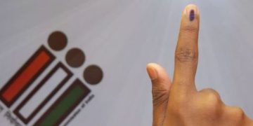 മഷി പൂര്‍ണമായും മാഞ്ഞില്ല; കള്ളവോട്ട് ചെയ്യാനെത്തിയവരെ പൊക്കി ഉദ്യോഗസ്ഥര്‍