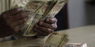 പോളിങ് ബൂത്തിന് സമീപം നോട്ടുകെട്ടുകള്‍, എണ്ണി ട്രഷറിയിലേക്ക് മാറ്റി