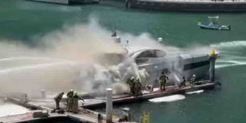 ദുബൈയില്‍ ആഢംബര നൗകയ്ക്ക് തീപിടിച്ചു