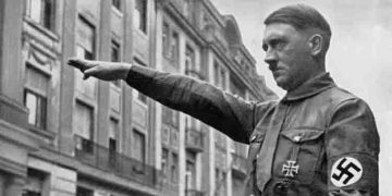 ഹിറ്റ്‍ല‍‍റിന്റെ ജന്മഗൃഹത്തിൽ പൂക്കളും സല്യൂട്ടും സമർപ്പിച്ച ജർമ്മൻ സ്വദേശികൾ അറസ്റ്റിൽ