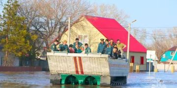 മഞ്ഞ് ഉരുകി ജലം കുതിച്ചെത്തി, റഷ്യയിൽ അണക്കെട്ട് തകർന്നു, മാറ്റി താമസിപ്പിക്കുന്നത് പതിനായിരങ്ങളെ