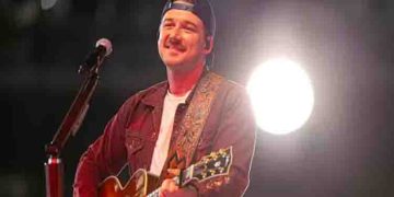 റൂഫ് ടോപ്പ് ബാറിലെ സംഗീത പരിപാടിക്കിടെ കസേര വലിച്ചെറിഞ്ഞു, വിവാദ ഗായകൻ വീണ്ടും അകത്ത്