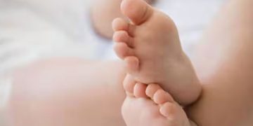 കോടികളുമായി തിരിച്ചുവരും; അഞ്ചുമാസം പ്രായമുള്ള കു‍ഞ്ഞിനെ ആയയുടെ അരികിലുപേക്ഷിച്ച് മാതാപിതാക്കൾ മുങ്ങി