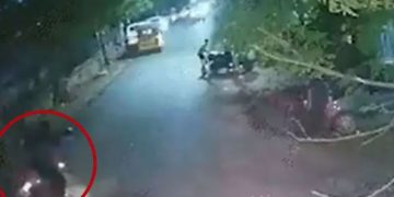 തകർന്ന മാൻഹോളിന്റെ മൂടിയിൽ കയറി സ്കൂട്ടർ തലകീഴായി മറിഞ്ഞു; അമ്മയ്ക്കും മകൾക്കും ഗുരുതര പരിക്ക്