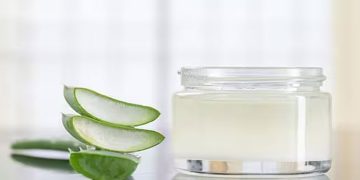 താരനകറ്റാൻ കറ്റാർവാഴ ; ഈ രീതിയിൽ ഉപയോ​ഗിച്ച് നോക്കൂ