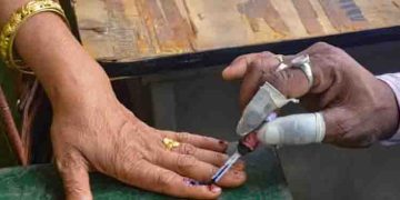 വിരലിൽ പൂർണമായും മായാത്ത നിലയിൽ മഷിയുമായി വോട്ടുചെയ്യാനെത്തി യുവതി, ഇരട്ട വോട്ട് പിടികൂടി