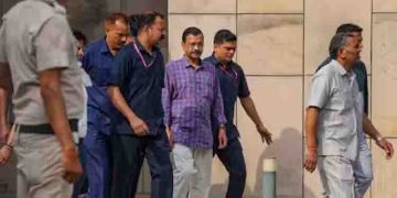 അതിരാവിലെ എണീറ്റ് സെൽ തൂത്തുവാരും, കാഴ്ചയിൽ നിരാശൻ; ടിവി കണ്ട് നിൽക്കും, കെജ്രിവാളിന്റെ തീഹാർ ജീവിതം ഇങ്ങനെ…