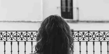 16 -കാരനെ വിവാഹം കഴിക്കണം, വീട്ടിൽച്ചെന്ന് താമസം തുടങ്ങി 25 -കാരി, ഇറക്കിവിട്ടാൽ ആത്മഹത്യയെന്ന് ഭീഷണി