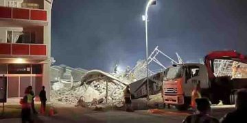 സൈറ്റിലുണ്ടായിരുന്നത് 75പേർ, അഞ്ച് നില കെട്ടിടം നിലംപൊത്തിയത് നിമിഷങ്ങൾക്കുള്ളിൽ, 2 മരണം, നിരവധിപ്പേർ കുടുങ്ങി