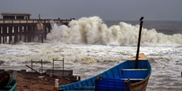 കള്ളക്കടൽ ; ആലപ്പുഴയിലും തിരുവനന്തപുരത്തും കടൽക്ഷോഭം രൂക്ഷം