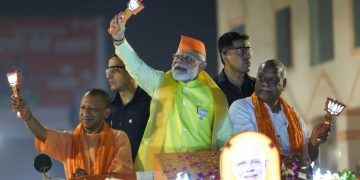 നരേന്ദ്രമോദി വീണ്ടും അയോധ്യയില്‍ ; യോഗി ആദിത്യനാഥിനൊപ്പം റോഡ് ഷോ