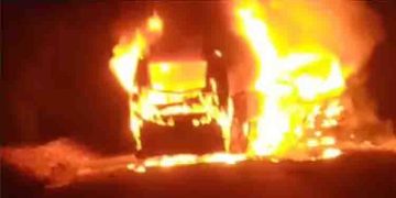 ടിപ്പർ ലോറിയും ബസ്സും കൂട്ടിയിടിച്ച് ബസിന് തീപിടിച്ചു; ആറ് പേർക്ക് ദാരുണാന്ത്യം, 20 പേർക്ക് പരിക്ക്