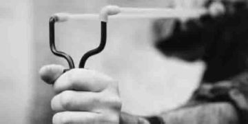 വർഷങ്ങളായി തെറ്റാലി ഉപയോഗിച്ച് അയൽക്കാരെ ആക്രമിക്കൽ, അറസ്റ്റിലായതിന് പിന്നാലെ 81 കാരനെ മരിച്ച നിലയിൽ കണ്ടെത്തി