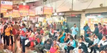 തൊ​ഴി​ലാ​ളി​ക​ൾ വോ​ട്ട് ചെ​യ്യാ​ൻ കൂ​ട്ട​ത്തോ​ടെ ഉ​ത്ത​ര ക​ന്ന​ട​യി​ലേ​ക്ക്