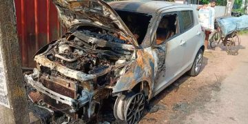 റോഡരികിൽ നിർത്തിയിട്ട കാർ കത്തിനശിച്ചു