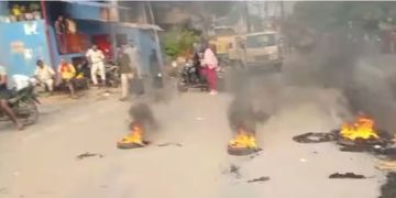 മൂന്ന് വയസ്സുകാരന്റെ മൃതദേഹം സ്കൂളിലെ അഴുക്കുചാലിൽ ഒളിപ്പിച്ച നിലയിൽ, പ്രതിഷേധക്കാർ സ്കൂളിന് തീവെച്ചു