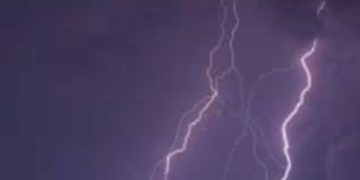 ഇടിയോടും കാറ്റോടും കൂടിയ മഴ; ഇന്ന് 2 ജില്ലകളിൽ ഓറഞ്ച് അലർട്ട്, മത്സ്യബന്ധനത്തിന് വിലക്ക്