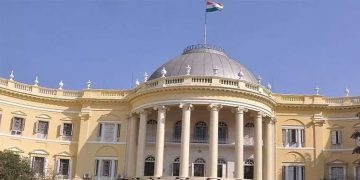 ബംഗാൾ ഗവർണർക്കെതിരെ ലൈഗീകാതിക്രമ പരാതി നൽകുന്നതിൽ നിന്ന് യുവതിയെ തടഞ്ഞ മൂന്ന് ഉദ്യോഗസ്ഥർക്കെതിരെ കേസ്