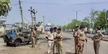 പശു മോഷണം ആരോപിച്ച് 60 കാരനെ തുണിയുരിഞ്ഞ് ബൈക്കിൽ കെട്ടിവലിച്ചു