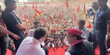 ആവേശം അതിരുവിട്ടു, ബാരിക്കേഡ് തകർത്ത് പ്രവർത്തകർ വേദിക്കരികിലെത്തി; രാഹുലും അഖിലേഷും പ്രസംഗിക്കാതെ മടങ്ങി