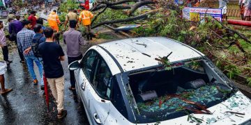 തൃശൂർ സ്വരാജ്‌ റൗണ്ടിൽ മരം കടപുഴകി കാറുകൾക്കു മുകളിലേക്ക് വീണു