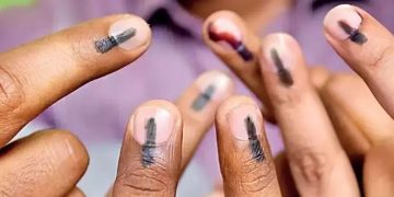 വോട്ട് ചെയ്യാൻ എത്തിയവരുമായി സെൽഫി എടുത്തു; പോളിങ് ഉദ്യോഗസ്ഥന് സസ്‌പെൻഷൻ