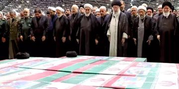 റഈസിയുടെ മയ്യിത്ത് നമസ്കാരത്തിന് ഇമാമായി ഖാംനഈ; അണിനിരന്നത് ഇസ്മായിൽ ഹനിയ്യ അടക്കം പതിനായിരങ്ങൾ