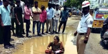 റോഡിലെ കുഴികൾ അടക്കുന്നില്ല; ചെളിയിലിറങ്ങിയിരുന്ന് യുവതിയുടെ പ്രതിഷേധം