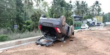 ദേശീയ പാതയിൽ അപകടം, റോഡ് നിർമ്മാണത്തിനുള്ള സാമഗ്രികളിലിടിച്ച് കാർ മറിഞ്ഞു; 4 യുവാക്കൾക്ക് പരിക്ക്