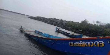 കായംകുളം ഹാർബറിൽ കാറ്റിലും തിരയിലുംപെട്ട് ഏഴ് വള്ളങ്ങൾ തകർന്നു