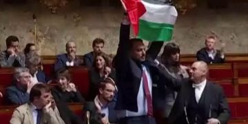 ഫ്രഞ്ച് പാർലമെന്റിൽ ഫലസ്തീൻ പതാക വീശിയ എം.പിക്ക് സസ്​പെൻഷൻ