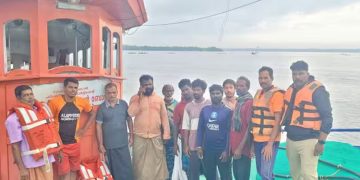 നടുക്കടലിൽ ബോട്ടിന്റെ എൻജിൻ നിലച്ചു, തൊഴിലാളികളെ സാഹസികമായി രക്ഷിച്ച് റെസ്ക്യൂ ടീം