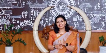 കലക്ടറുടെ കസേരക്ക് പിന്നിൽ ആന​ക്കൊമ്പിന്റെ ‘ചന്തം’; നിയമവിരുദ്ധമെന്ന് പരാതി