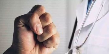 കോടഞ്ചേരിയിൽ ചികിത്സക്കെത്തിയ രോഗി ഡോക്ടറെയും ആശുപത്രി ജീവനക്കാരെയും മർദിച്ചു