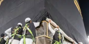 ഹജ്ജ് ഒരുക്കം; കഅബയെ പൊതിഞ്ഞ ‘കിസ്വ’യുടെ അടിഭാഗം ഉയർത്തിക്കെട്ടി