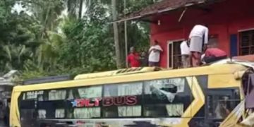 കോഴിക്കോട് ടൂറിസ്റ്റ് ബസ് നിയന്ത്രണം വിട്ട് കടയിലേക്ക് ഇടിച്ചുകയറി; 10 പേർക്ക് പരിക്ക്