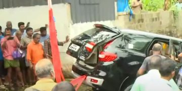 ഗൂ​ഗിൾ മാപ് നോക്കി യാത്ര; വിനോദസഞ്ചാരികളുടെ കാർ കോട്ടയത്ത് തോട്ടിൽ വീണു, യാത്രക്കാരെ രക്ഷിച്ചു