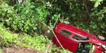 25 അടി താഴ്ചയിൽ കനാലിലേക്ക് കാർ മറിഞ്ഞു; കേന്ദ്ര സർക്കാർ ഉദ്യോഗസ്ഥനും കുടുംബവും അത്ഭുകരമായി രക്ഷപ്പെട്ടു